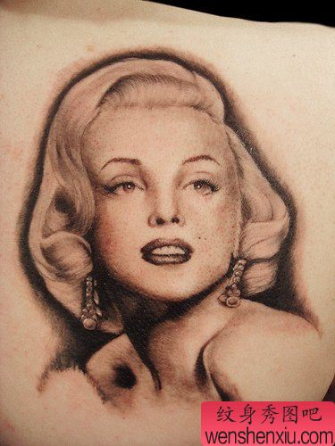背部漂亮的玛丽莲梦露肖像纹身图案