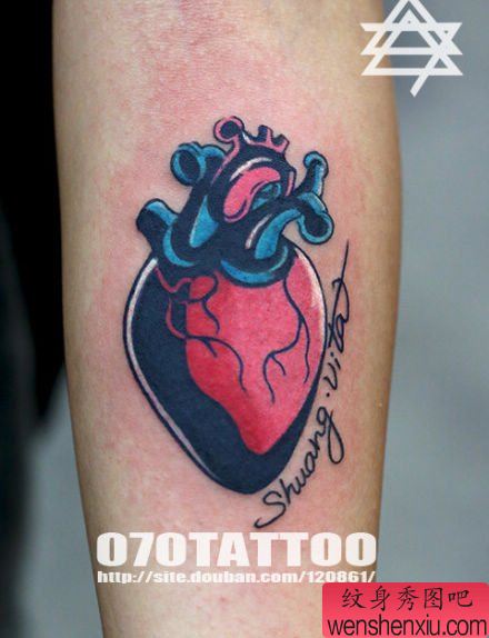 手臂一幅图腾心脏纹身图案