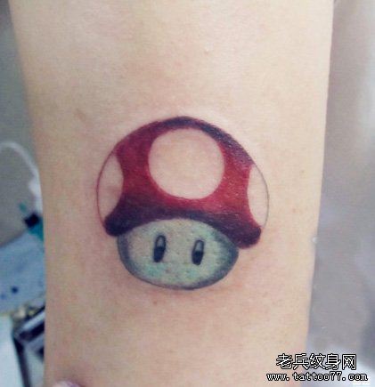 腿部可爱的小蘑菇纹身图案