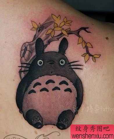 背部可爱的龙猫纹身图案