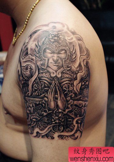 手臂帅气的韦驮菩萨纹身图案