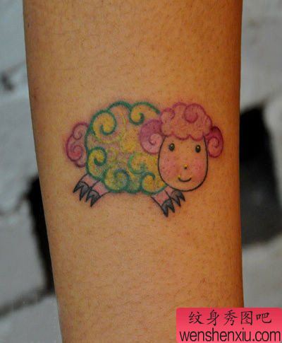 腿部可爱的卡通小羊纹身图案
