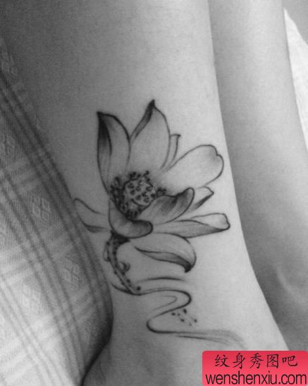 女生腿部精美的水墨画莲花纹身图案