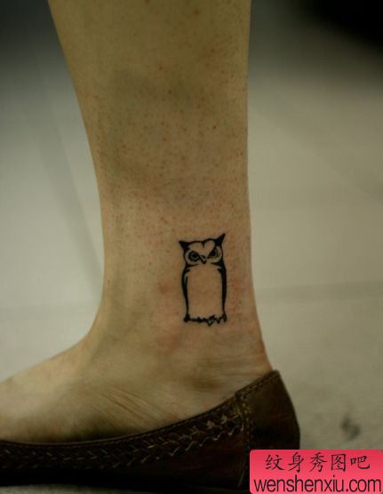 女生脚踝处可爱的图腾猫头鹰纹身图案