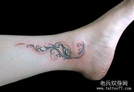 女生脚踝处图腾藤蔓纹身图案