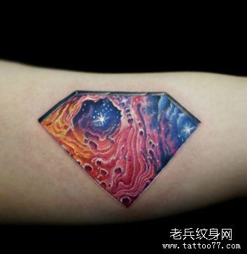 手臂精美的一幅钻石与星空纹身图案