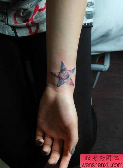 女孩子手腕处五角星与星空纹身图案