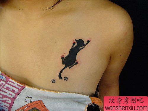 女孩子胸部一幅另类的图腾猫咪纹身图案