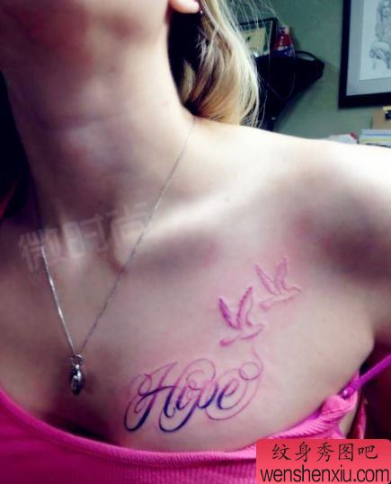 女孩子胸部彩色字母与小鸟纹身图案