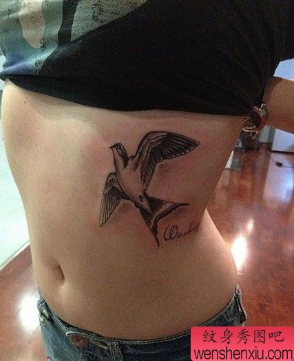 女孩子胸部一幅小燕子纹身图案