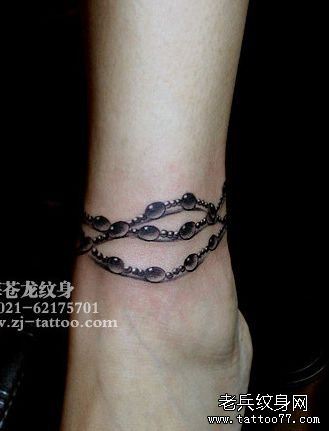 美女脚腕处精美的脚链纹身图案