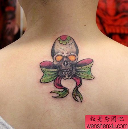 女孩子背部小巧的骷髅与蝴蝶结纹身图案
