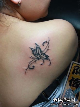女生肩背一幅图腾蝴蝶纹身图案