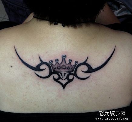 背部一幅图腾与皇冠纹身图案