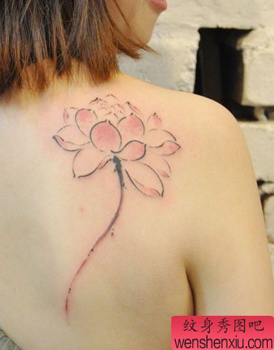 美女背部好看的水墨风格莲花纹身图案