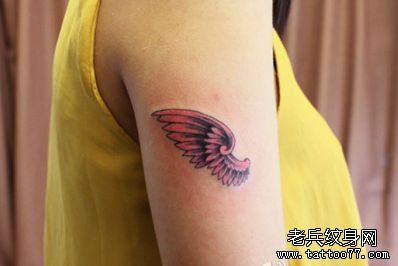 女孩子手臂小巧的翅膀纹身图案