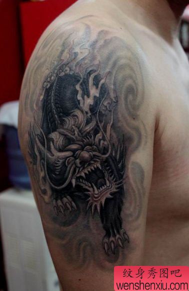 手臂一幅黑灰麒麟纹身图案