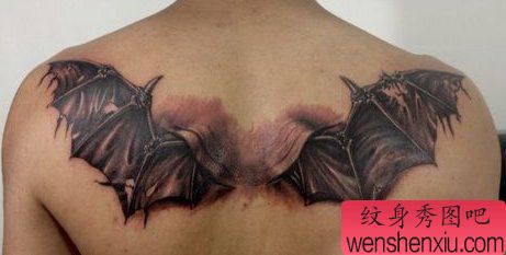 男生背部帅气的恶魔翅膀纹身图案