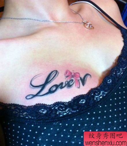 女孩子胸部一幅英文字母与蝴蝶结纹身图案