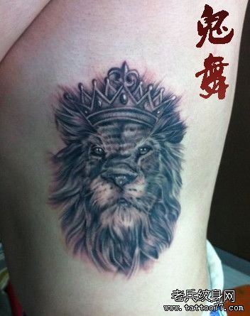 女生侧胸一幅狮子王纹身图案