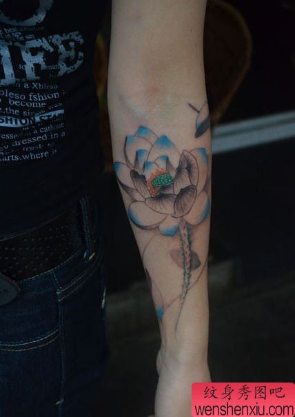 女孩子手臂流行的水墨画莲花纹身图案