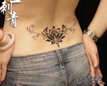 女孩子腰部漂亮的图腾莲花纹身图案