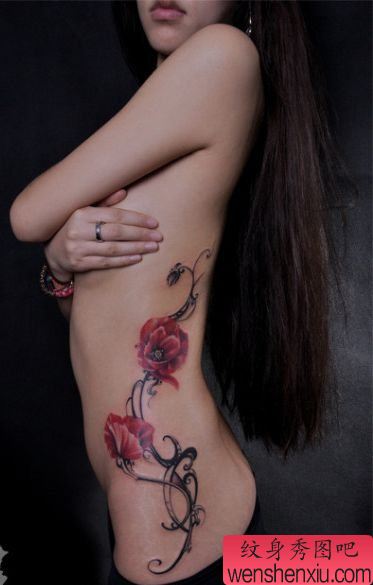 美女侧腰流行的花卉纹身图案
