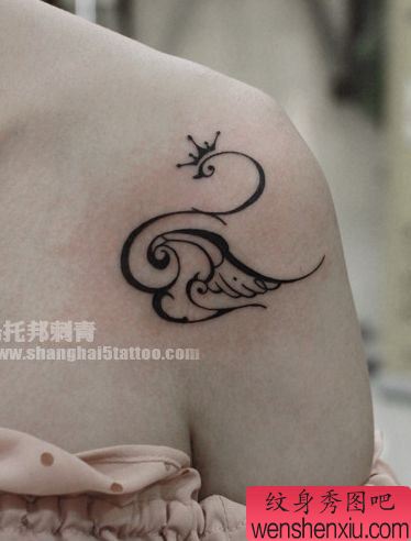 女孩子肩膀处图腾天鹅纹身图案