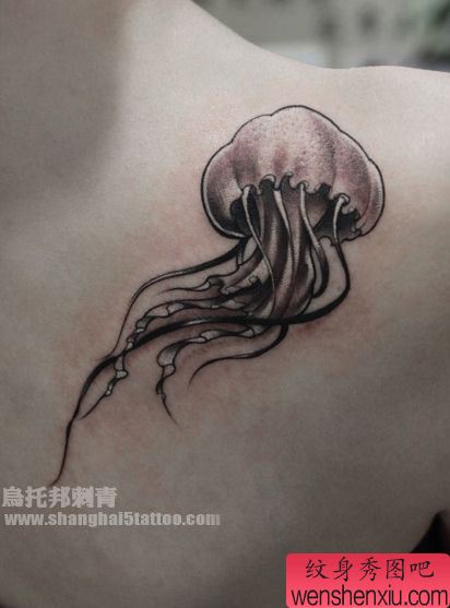 女孩子肩背一幅黑灰水母纹身图案
