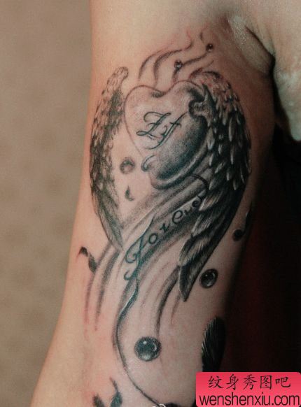 手臂流行精美的爱心翅膀纹身图案