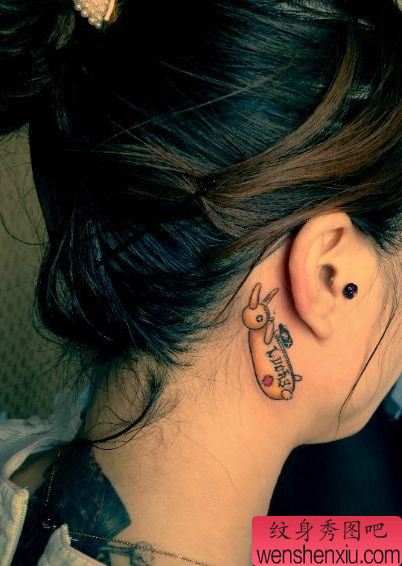 女孩子耳部卡通布偶纹身图案