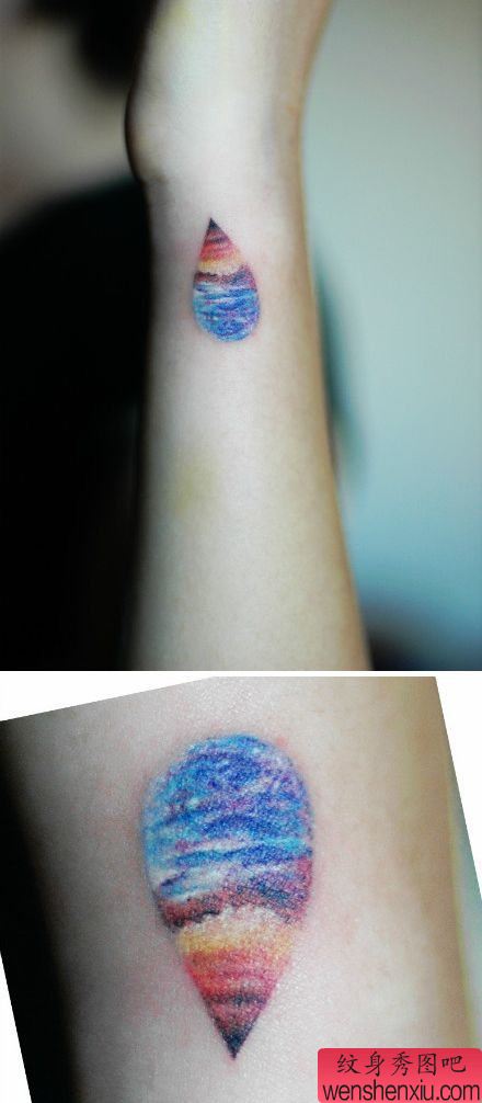 女生手臂一幅流行另类的水滴纹身图案