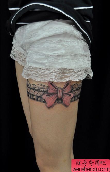 女孩子腿部流行精美的蕾丝与蝴蝶结纹身图案