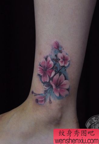 美女腿部精美的彩色樱花纹身图案