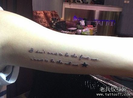 美女手臂小巧精致的英文字母纹身图案