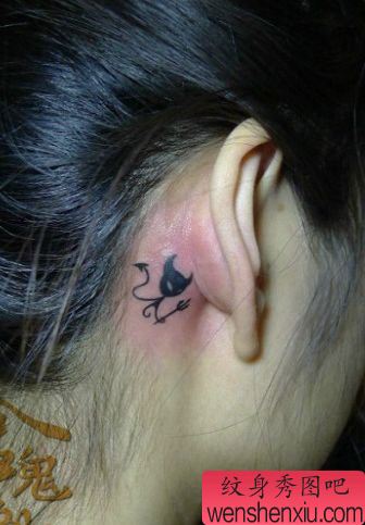女孩子耳部图腾小恶魔纹身图案