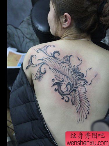 女生背部一幅图腾凤凰纹身图案