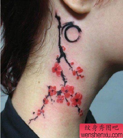 女生脖子处唯美的梅花纹身图案