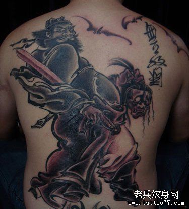 一幅满背水墨画风格钟馗纹身图案
