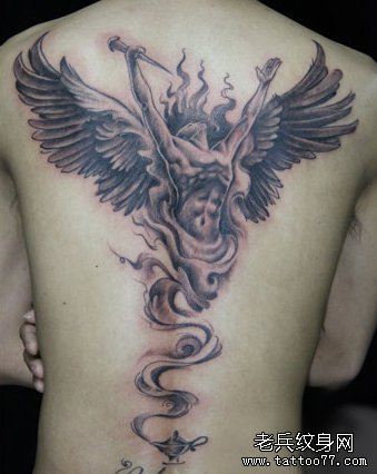 背部一幅黑灰守护天使纹身图案