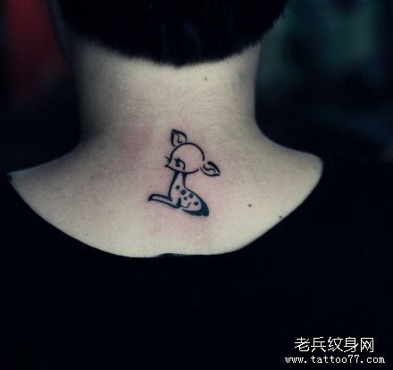 颈部一幅图腾小鹿纹身图案