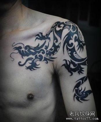 帅气的一幅图腾披肩龙纹身图案