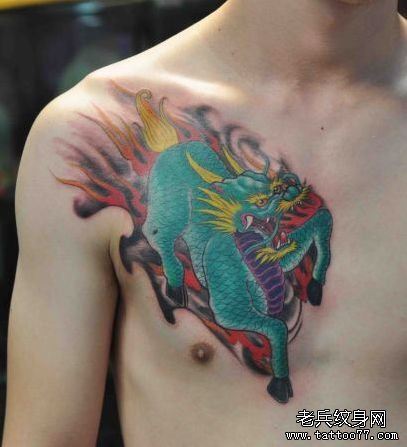 胸部一幅精美的彩色麒麟纹身图案