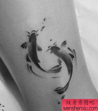 唯美流行的腿部水墨画鲤鱼纹身图案