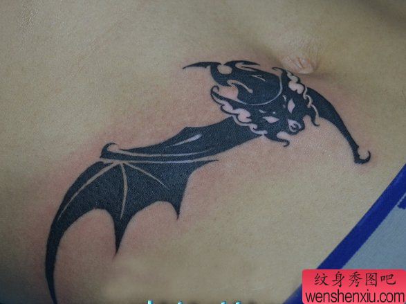 男孩子腹部一幅图腾蝙蝠纹身图案