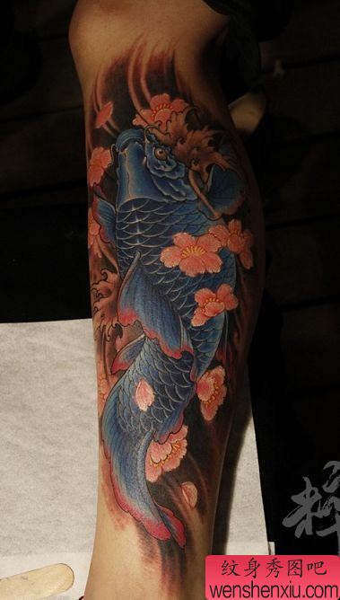 腿部精美的彩色鲤鱼纹身图案