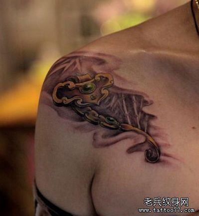 女孩子肩膀处如意纹身图案