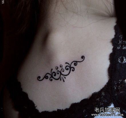 女生背部小巧精致的图腾纹身图案