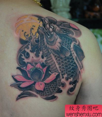 男生肩背一幅神兽鳌鱼纹身图案