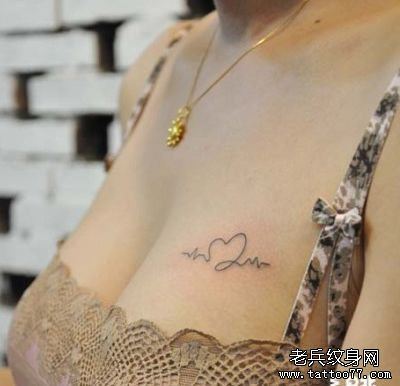 美女胸部一幅心电图纹身图案
